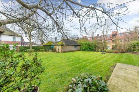 2 bedroom flat to rent, London N2