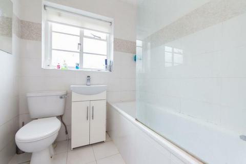 2 bedroom flat to rent, London N2