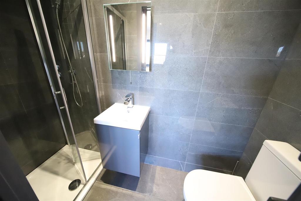 Bedroom 4 ensuite.jpg