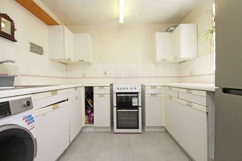 2 bedroom flat to rent, Vicars Bridge Close, Wembley HA0