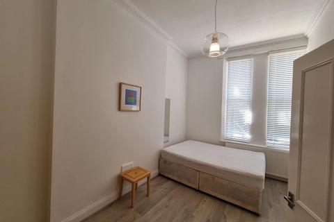 2 bedroom terraced house to rent, Cambridge Gardens, London, W10