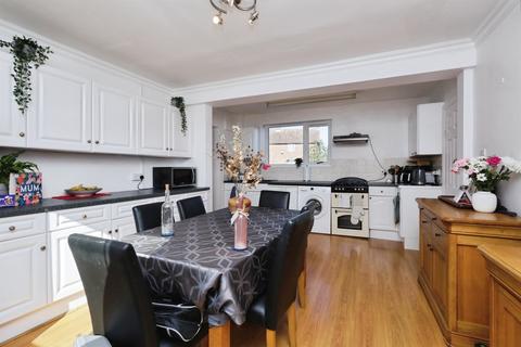 2 bedroom semi-detached house for sale, Meadow Road, Hailsham