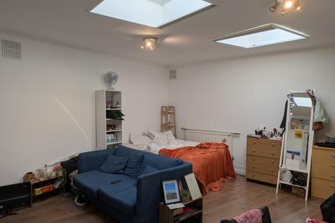 Studio to rent, 24, Princes Avenue, Muswell Hill, N10