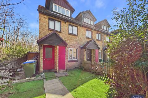 2 bedroom maisonette to rent, Haldane Road, London, SE28