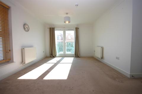 2 bedroom apartment to rent, HIGHBURY DRIVE, LEATHERHEAD, KT22