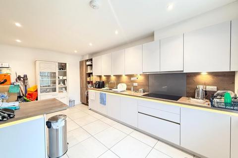 4 bedroom semi-detached house to rent, Carlisle Road, Pudsey, West Yorkshire, LS28