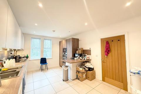 4 bedroom semi-detached house to rent, Carlisle Road, Pudsey, West Yorkshire, LS28