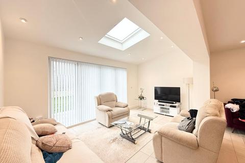 4 bedroom semi-detached house to rent, Carlisle Road, Pudsey, West Yorkshire, LS28
