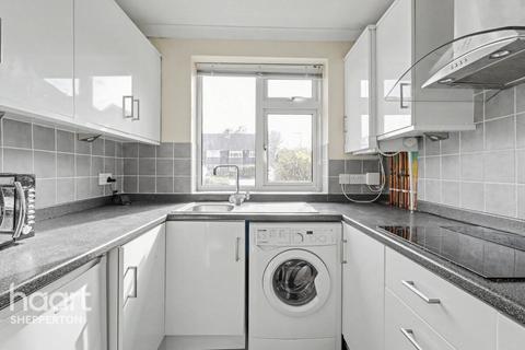 2 bedroom maisonette to rent, Winchstone Close, SHEPPERTON