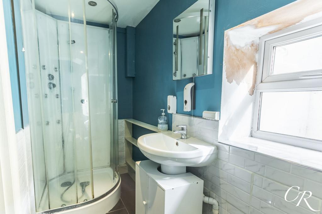Apartment Shower Room