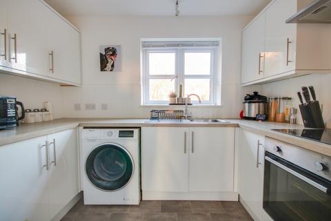 2 bedroom flat for sale, BITTERNE PARK! MULTI-ASPECT LOUNGE/DINER! GARAGE!