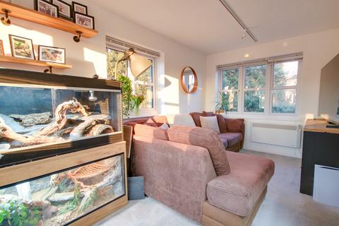 2 bedroom flat for sale, BITTERNE PARK! MULTI-ASPECT LOUNGE/DINER! GARAGE!