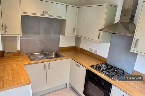 2 bedroom flat to rent, High Moor Court, Leeds, LS17