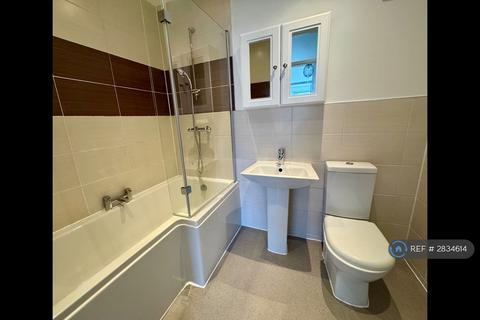 2 bedroom flat to rent, High Moor Court, Leeds, LS17