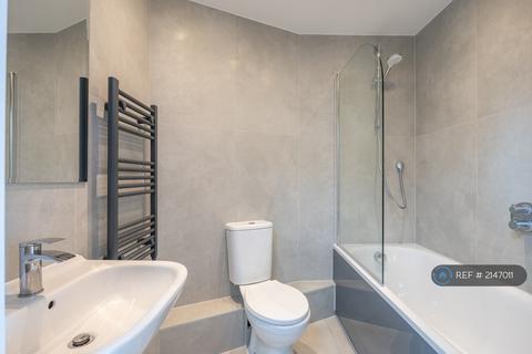 2 bedroom flat to rent, Neale Court, Dagenham, RM9