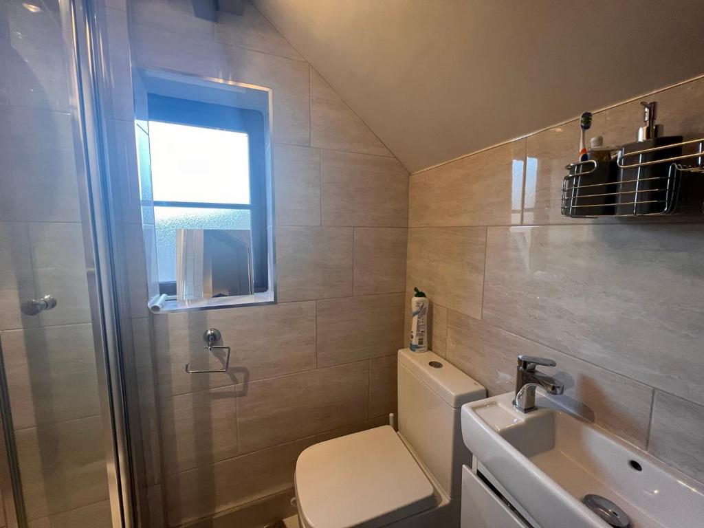 Second bathroom.jpg