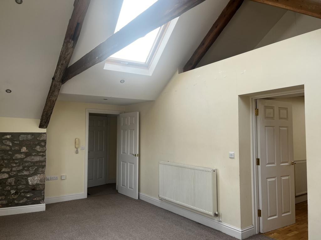 2 Bedroom Top Floor Flat To Rent in Haverfordwest