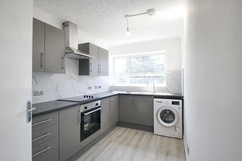 2 bedroom flat to rent, Glengall Road, Woodford Green, IG8
