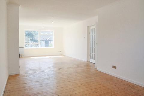 2 bedroom flat to rent, Glengall Road, Woodford Green, IG8