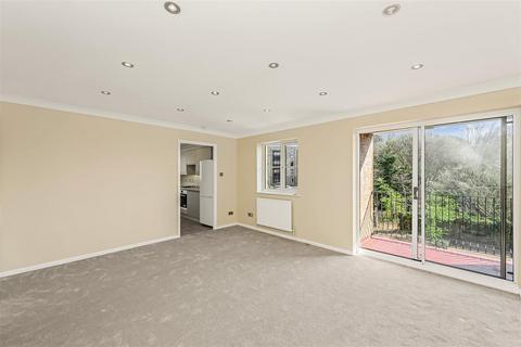 2 bedroom flat to rent, Maystocks Court, Chigwell Road, South Woodford