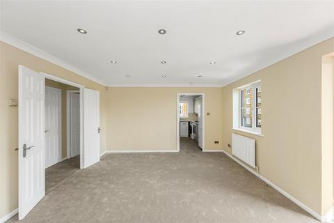2 bedroom flat to rent, Maystocks Court, Chigwell Road, South Woodford
