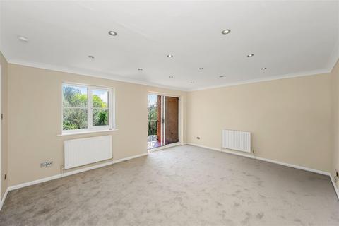 2 bedroom flat to rent, Maystocks Court, Chigwell Road, South Woodford