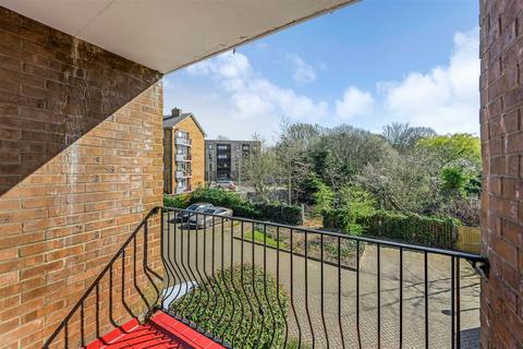 2 bedroom flat to rent, Maystocks Court, Chigwell Road, South Woodford