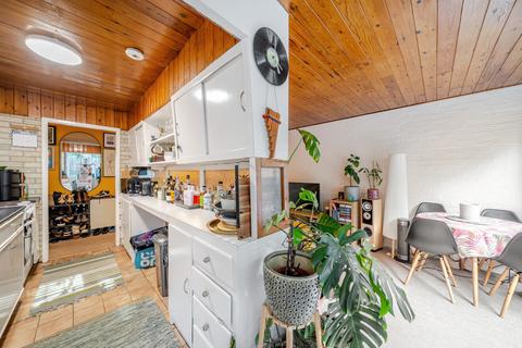 2 bedroom flat for sale, Shaw Lane, Leeds, LS6