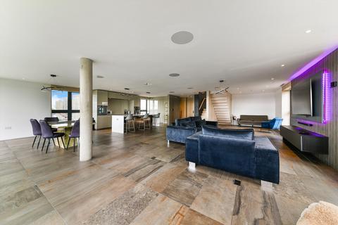 3 bedroom flat to rent, Longitude House, Prime Meridian Walk, London, E14.