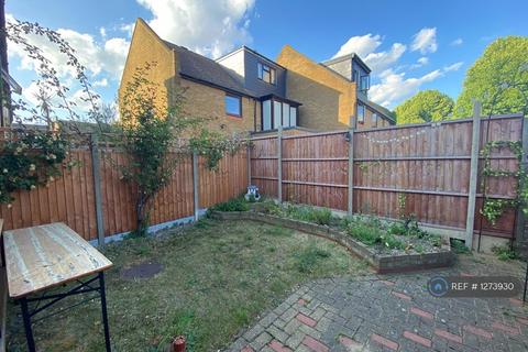 1 bedroom in a house share to rent, Brunel Road, London, SE16