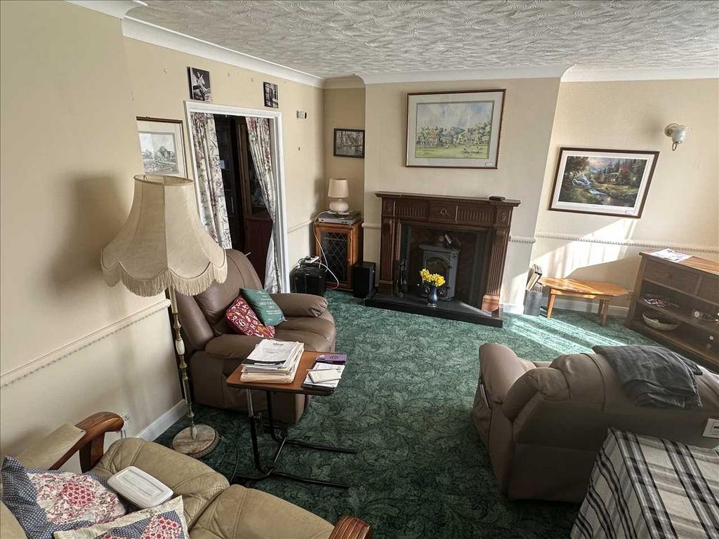 Sitting/dining room: