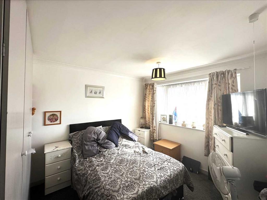 Front bedroom 1: