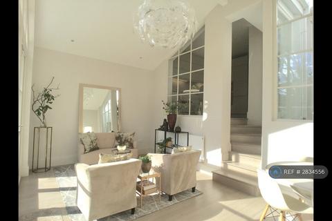 2 bedroom maisonette to rent, Friern Watch Avenue, London, N12