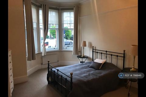 3 bedroom flat to rent, Wandsworth Road, London, SW8