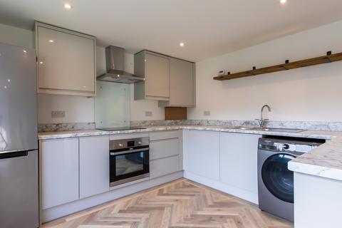 3 bedroom flat to rent, Elizabeth Court, Metchley Lane, Birmingham B17