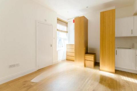 Studio to rent, Ballards Lane, Finchley, London, N3