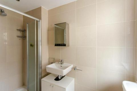Studio to rent, Ballards Lane, Finchley, London, N3