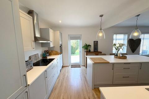 4 bedroom bungalow for sale, Millfields Close, Kilgetty, Pembrokeshire, SA68