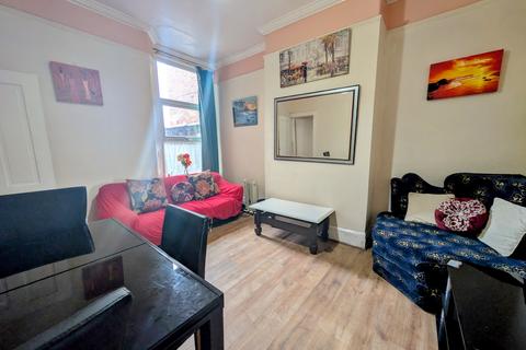 4 bedroom terraced house to rent, Darnley Street, Manchester, M16