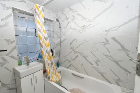 2 bedroom flat for sale, Northolt, UB5