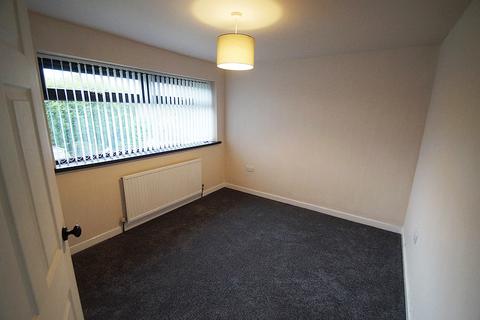 3 bedroom semi-detached house to rent, Linkside Avenue, Royton OL2