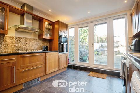 4 bedroom semi-detached house for sale, Greenhill Road, Griffithstown, Pontypool
