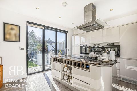 3 bedroom semi-detached bungalow for sale, Sheldon Avenue, Clayhall, IG5