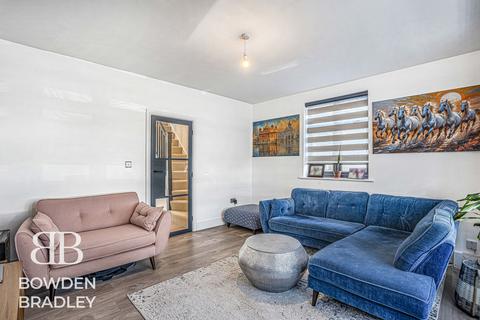 3 bedroom semi-detached bungalow for sale, Sheldon Avenue, Clayhall, IG5