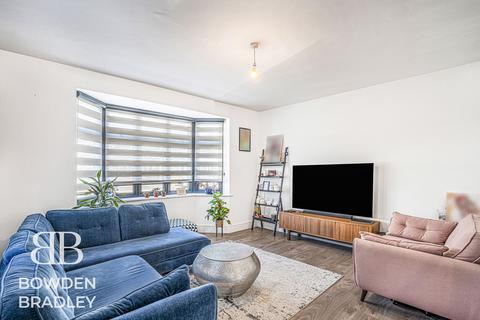 3 bedroom semi-detached bungalow for sale, Sheldon Avenue, Clayhall, IG5