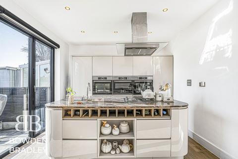 3 bedroom semi-detached bungalow for sale, Sheldon Avenue, Clayhall, IG5