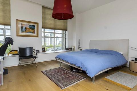 undefined, Great West Road, Brentford TW8