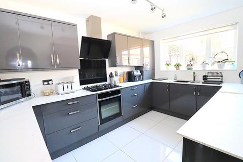 2 bedroom detached house for sale, Shepherds Walk, Farnborough GU14