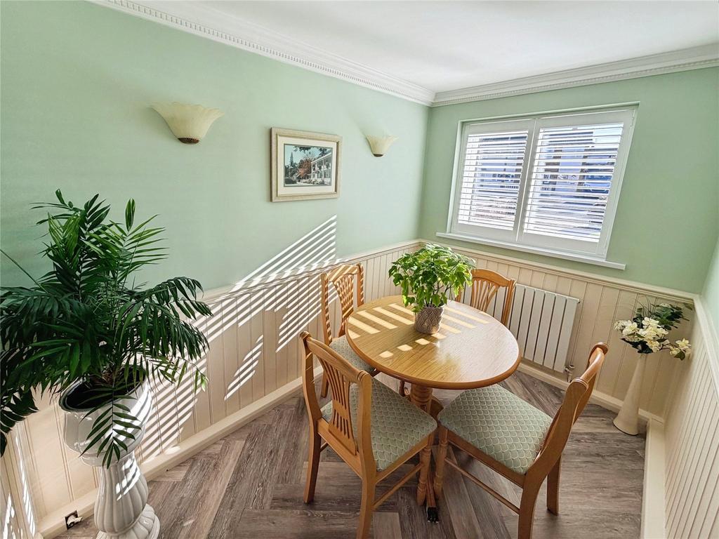Bed 3 / Dining Room