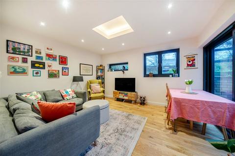 3 bedroom apartment for sale, Charlton Road, London